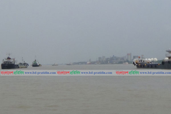 
করোনায় মোংলা বন্দর থেকে 
ভারতগামী নৌযান চলাচল বন্ধ 