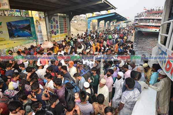 করোনা আতঙ্কে ছুটি, বাড়ি ফেরার পথে যেন 'ঈদের আনন্দ' (ভিডিও)!