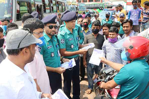 জনসচেতনায় বরিশাল মেট্রোপুলিশ কর্মকর্তার লিফলেট বিতরণ