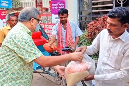 করোনায় কর্মহীন দিনমজুরদের পাশে দাঁড়ালেন এক ডাক্তার