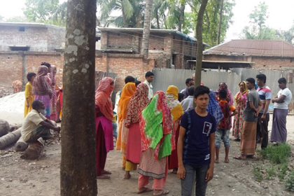 নাটোরে কিস্তির টাকা তুলছে এনজিও, গ্রাহকদের ক্ষোভ