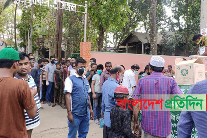 শ্রীমঙ্গলে টিসিবির পণ্য ক্রয়ে মানা হচ্ছে না সামাজিক দূরত্ব