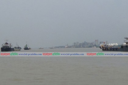 
করোনায় মোংলা বন্দর থেকে 
ভারতগামী নৌযান চলাচল বন্ধ 