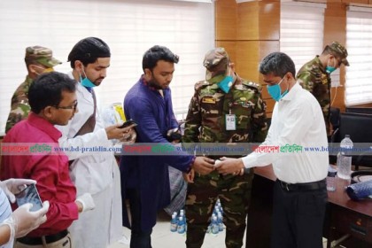 নোয়াখালীতে ১০ হাজার পরিবারকে বাড়িতে হ্যান্ড স্যানিটাইজার পৌঁছে দিচ্ছে পৌরসভা 