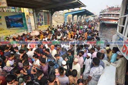 করোনা আতঙ্কে ছুটি, বাড়ি ফেরার পথে যেন 'ঈদের আনন্দ' (ভিডিও)!