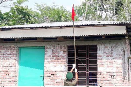 হোম কোয়ারেন্টাইন না মানায় জরিমানা, বাড়িতে লাল নিশানা
