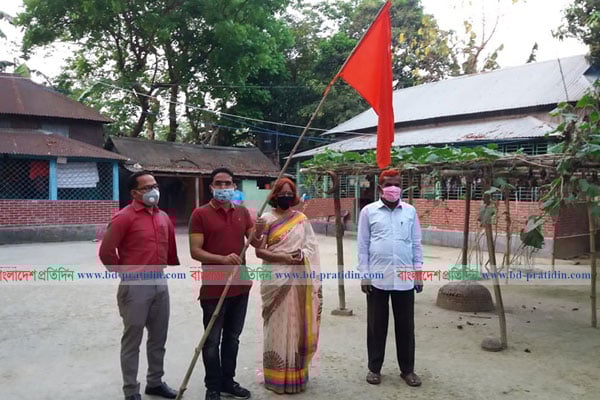 মির্জাপুরে প্রবাসীদের বাড়িতে লাল পতাকা উত্তোলন