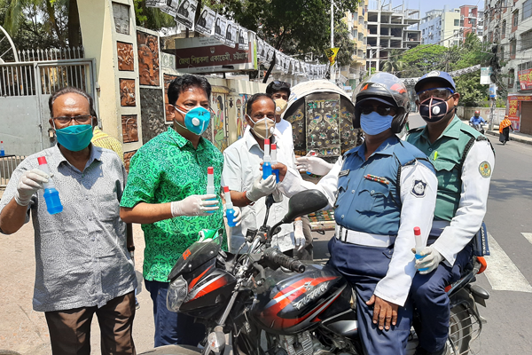 চট্টগ্রামে হ্যান্ড স্যানিটাইজার বিতরণ