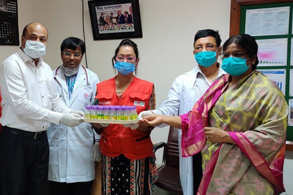 শিশু হাসপাতালে হ্যান্ড স্যানিটাইজার বিতরণ করল উৎসর্গ ফাউন্ডেশন