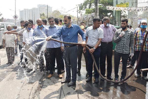 চসিকের উদ্যোগে প্রধান প্রধান সড়কে জীবাণুনাশক পানি


