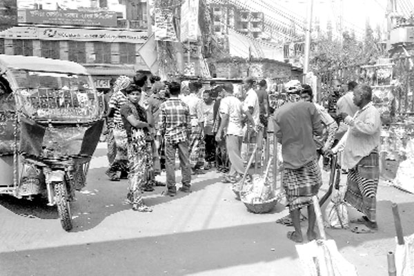 কুমিল্লা নগরীতে জীবিকার আশায় নিম্ন আয়ের মানুষ