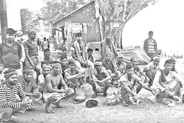 বাঘাবাড়িতে ৭০০ শ্রমিকের মানবেতর জীবন
