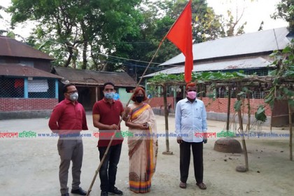 মির্জাপুরে প্রবাসীদের বাড়িতে লাল পতাকা উত্তোলন