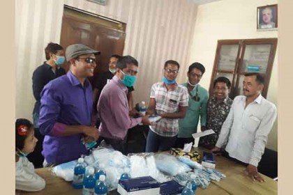 নোয়াখালীতে সাংবাদিকদের মাঝে পৌরমেয়রের মাস্ক ও হ্যান্ড স্যানিটাইজার বিতরণ  