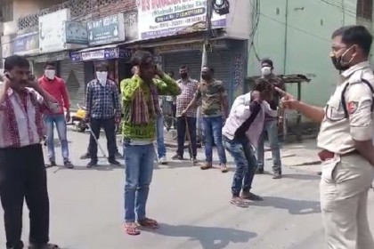 লকডাউনের নির্দেশনা অমান্য করায় কান ধরে 'ওঠাবসা' করাল পুলিশ
