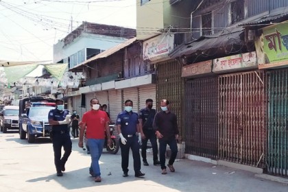 মোরেলগঞ্জে বাজার বন্ধ রাখতে মোবাইল কোর্ট