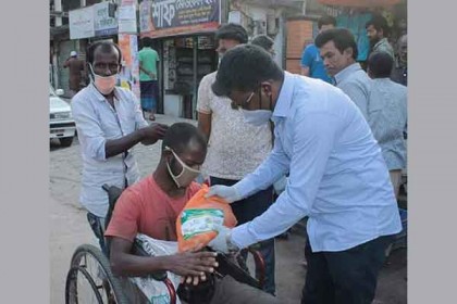 ময়মনসিংহে ছাত্রলীগের উদ্যোগে মাস্ক, স্যানিটাইজার, লিফলেট বিতরণ