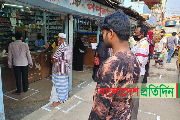 লাকসামে সামাজিক দূরত্ব বজায় রাখতে দোকানের সামনে সুরক্ষারেখা