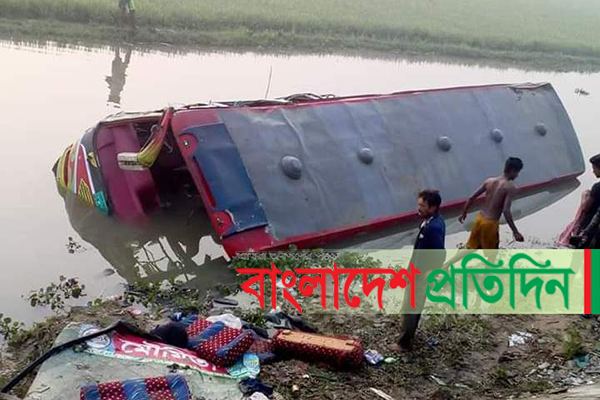 হবিগঞ্জে যাত্রীবাহি বাস খাদে পড়ে অর্ধশতাধিক আহত