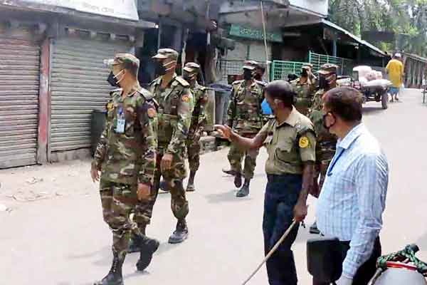 ঝালকাঠিতে সেনাবাহিনীর টহল শুরু, রাস্তাঘাট ফাঁকা