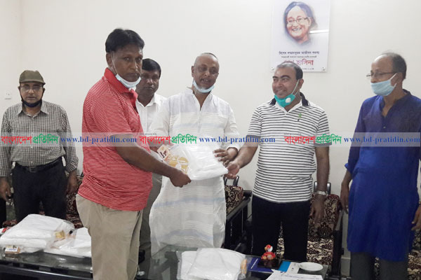 বাগেরহাটের সাংবাদিকদের করোনা 
সুরক্ষা পোষাক দিলেন দুই এমপি
