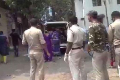 লকডাউনে জুটল না অ্যাম্বুলেন্স, পুলিশের গাড়িতেই সন্তান প্রসব (ভিডিও)