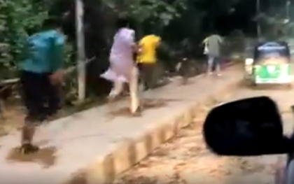 পিটুনি দিয়ে মধ্যরাতে আড্ডারতদের ঘরে পাঠাল পুলিশ (ভিডিও)