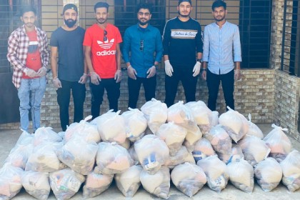 কাতার প্রবাসীর উদ্যোগে সিলেটে তরুণদের ত্রাণ বিতরণ