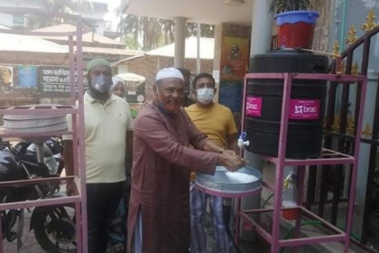 টেকনাফ পৌর শহরের বিভিন্ন পয়েন্টে হাত ধোয়ার ব্যবস্থা 