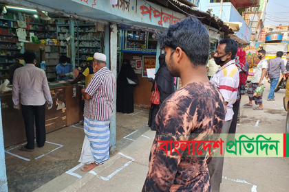 লাকসামে সামাজিক দূরত্ব বজায় রাখতে দোকানের সামনে সুরক্ষারেখা