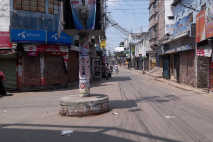 করোনার বিস্তার রোধে বাগেরহাটে দোকানপাট বন্ধ 