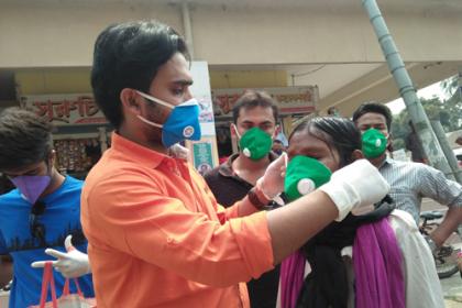 নীলফামারীতে মাস্ক ও হ্যান্ড স্যানিটাইজার বিতরণ করল ছাত্রলীগ