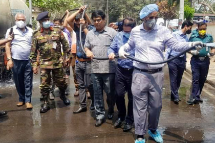 চমেক হাসপাতাল এলাকায় জীবাণুনাশক পানি