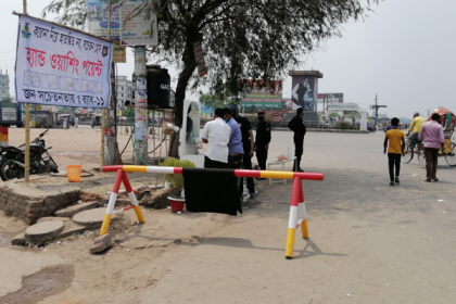 সিদ্ধিরগঞ্জে মহাসড়কে হাত ধোয়ার জন্য বেসিন