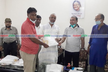 বাগেরহাটের সাংবাদিকদের করোনা 
সুরক্ষা পোষাক দিলেন দুই এমপি