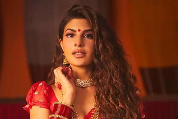 করোনা প্রকোপের মধ্যেই জ্যাকলিনের ঠোঁটে ‘বড় লোকের বিটি লো’ (ভিডিও)