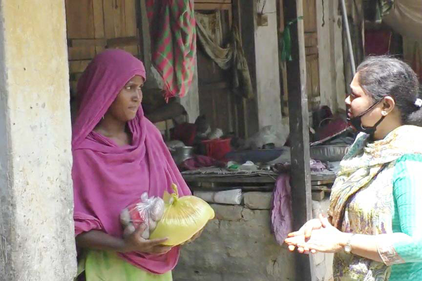 ঝিনাইদহে নিম্ন আয়ের মানুষের মাঝে খাবার বিতরণ