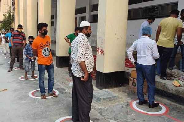 চাঁদপুরে নিরাপদ দূরত্ব বজায় রেখে চলছে কেনাকাটা