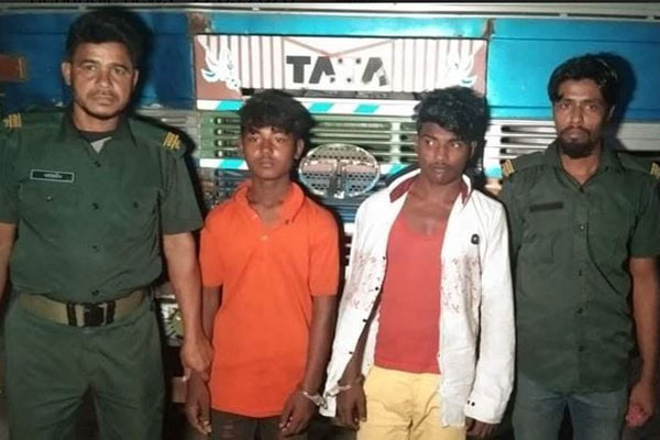 বেনাপোল বন্দর থেকে পণ্যসহ ভারতীয় ট্রাক চুরি করে পালানোর সময় আটক ২