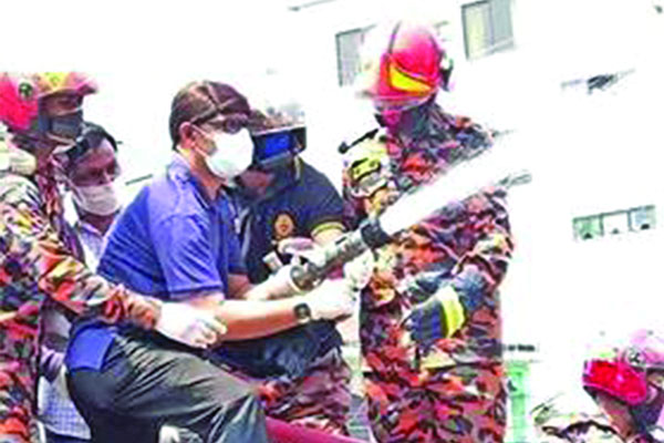 সুনামগঞ্জ পৌর এলাকা জীবাণুমুক্ত করতে অভিযানে মেয়র