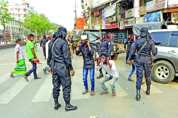 প্রকাশ্যে ধূমপান করায় কানধরে উঠবস