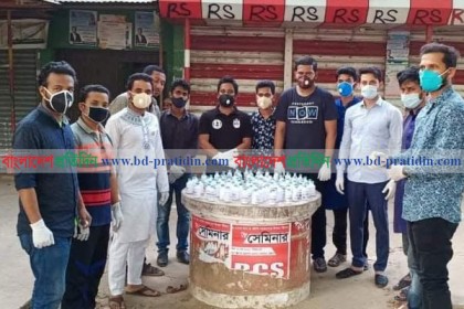 চবি ছাত্রলীগের মাস্ক ও হ্যান্ড স্যানিটাইজার বিতরণ