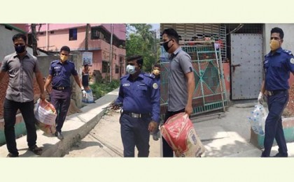 ফোন পেয়ে প্রবাসীর বাড়িতে বাজার পৌঁছে দিল পুলিশ