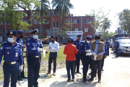 শরীয়তপুরে করোনার বিষয়ে সচেতনায় কাজ করছে সেনাবাহিনী ও পুলিশ