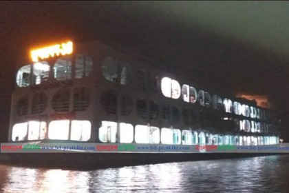 মাঝ নদীতে সুন্দরবন লঞ্চ কোয়ারেন্টাইনে
