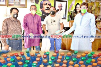 দিনাজপুরে করোনা প্রতিরোধে সাবান মাস্ক ও হ্যান্ড স্যানিটাইজার বিতরণ