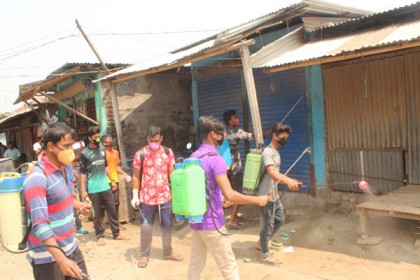 দুই হাজার বাড়িতে জীবাণুনাশক ওষুধ স্প্রে করলেন যুবকরা