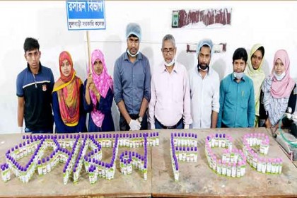নিজেরাই হ্যান্ড স্যানিটাইজার তৈরি ও বিতরণ করলেন কলেজ শিক্ষক ও শিক্ষার্থীরা 