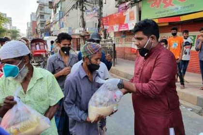 রাজধানীতে ১০০ রিকশাচালকের মাঝে খাদ্যসামগ্রী বিতরণ