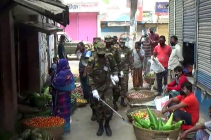 করোনা রোধে জামালপুরে জীবাণুনাশক ওষুধ স্প্রে করলো সেনাবাহিনী